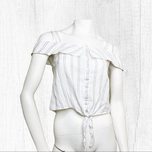 JOA cold shoulder crop top